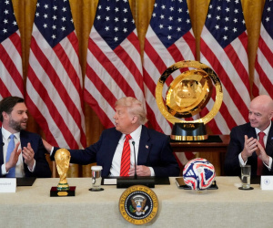 Phó tổng thống Mỹ cảnh báo khả năng trục xuất người hâm mộ xem World Cup