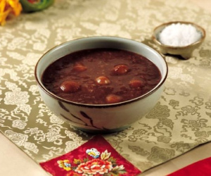 Cứ sang hè mẹ lại nấu cháo đậu đen kèm hạt sen giục con ăn, 30 năm sau tôi mới xúc động hiểu tại sao