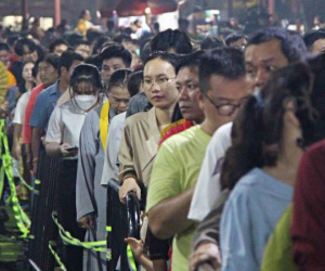 Thức đêm, ngủ lại ngay khuôn viên chùa để được chiêm bái xá lợi Đức Phật