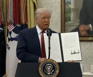 Tổng thống Donald Trump cứng rắn với Trung Quốc trước thềm đàm phán
