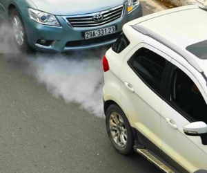 Nguyên nhân nào làm tăng khí thải độc hại từ xe ô tô, gắn máy?