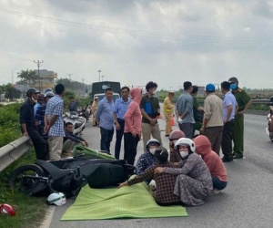 Xe đầu kéo đi vào làn xe máy, tông 2 cha con thương vong