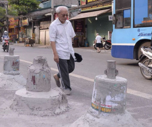 5 trụ bê tông 'mọc' trước chung cư ở Hà Nội, chính quyền phải chỉ đạo khẩn