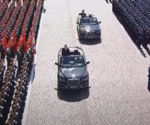 Aurus Senat mui trần xuất hiện tại lễ duyệt binh ở Nga