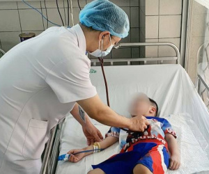 Cứu sống bé trai 5 tuổi tự 'thắt cổ' vì nghịch dây