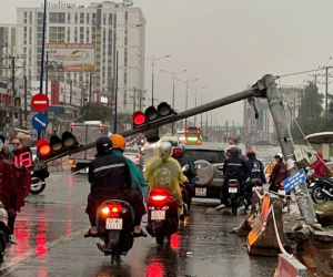 Mưa gió biến đường ở TPHCM thành sông, quật đổ đèn tín hiệu giao thông, cuốn trôi xe ở Bình Dương