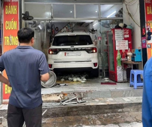 Hà Nội: Tài xế 'nhầm' chân ga, lao xe vào quán bánh cuốn