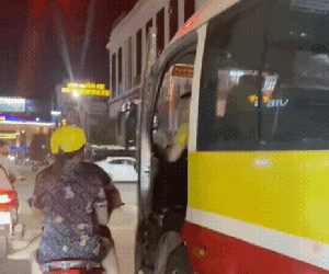 Tài xế xe bus bị phạt 5 triệu đồng vì đẩy cửa vào cặp vợ chồng đi xe máy chở con nhỏ