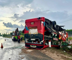 Xe giường nằm lộn nhiều vòng rồi lật ngửa bên quốc lộ, gần 20 hành khách hoảng loạn