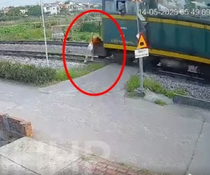 Xôn xao clip người phụ nữ ‘lơ đễnh’ băng qua đường tàu, bị đâm trực diện ở Quảng Ninh