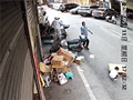 Thót tim khoảnh khắc bé trai chơi trốn tìm trong thùng carton, bị ô tô cán qua chân đầy ám ảnh
