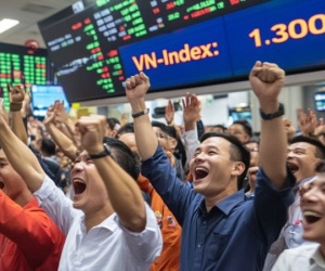 Thị trường chứng khoán 'hưng phấn', VN-Index chạm mốc 1.300 điểm