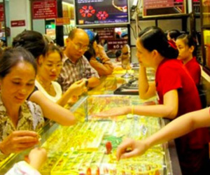 Người dân ‘ba chân bốn cẳng’ lao đến cửa hàng vì giá vàng hạ nhiệt, không mua sợ bỏ lỡ cơ hội làm giàu