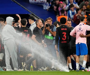 Espanyol dùng 'mưu hèn kế bẩn' xua đuổi cầu thủ Barca đang ăn mừng chức vô địch