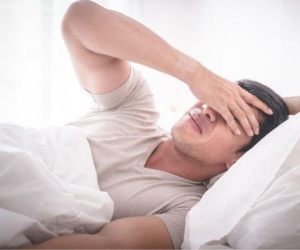Ngủ trong phòng điều hòa đóng kín có gây mệt mỏi, đau đầu? Chuyên gia chỉ ra 4 điều cần làm
