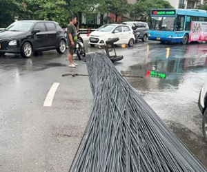 Làm rơi bó sắt dài 12m xuống đường gây ùn ứ cầu Chương Dương, tài xế ô tô bị xử lý