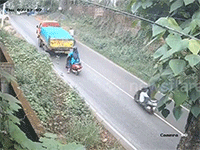Xe tải mất phanh trôi ngược, nữ tài xế xe tay ga thoát chết chỉ trong gang tấc
