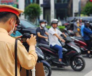 CSGT Hà Nội đặt máy ghi hình, nhiều tài xế xe máy vượt đèn đỏ, đi lên vỉa hè bị phạt nguội