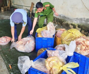 Kinh hãi kho chứa gần 4 tấn thực phẩm bốc mùi sắp tuồn ra thị trường