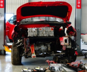 Thợ sửa xe điện tại Trung Quốc bị coi là 'nghề nguy hiểm'