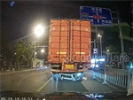 Hồi hộp theo dõi xe container bung nắp thùng phía sau nhưng vẫn vô tư bon bon trên đường