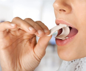 Nghiên cứu chấn động: Nhai kẹo cao su có thể khiến bạn nuốt 30.000 hạt vi nhựa mỗi năm