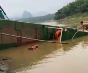 Đò chở học sinh đi học bị lật trên sông