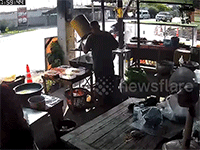 Xe máy mất lái lao thẳng vào quán ven đường khiến đầu bếp bị thương giữa cơn 'mưa đồ ăn'