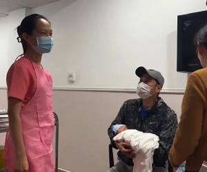 Diễn viên Tiết Cương lần đầu lên chức bố ở tuổi 52, xúc động đón con trai đầu lòng