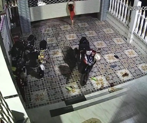 Đu lên cửa cuốn, bé gái 8 tuổi bị cuốn toàn thân khiến ngưng tim, ngưng thở