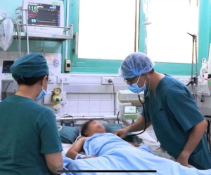 Bé gái 8 tuổi bị cửa điện cuốn toàn thân đã qua cơn nguy kịch