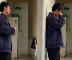 Nghẹn lòng hình ảnh người cha khiếm thị lau nước mắt ngoài hành lang bệnh viện, lý do ai nghe cũng phải xót xa