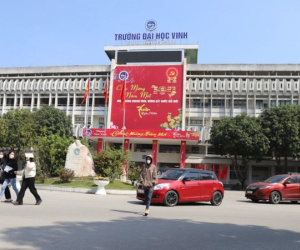 Tạm đình chỉ cán bộ Đại học Vinh bị tố 'ôm eo' nữ sinh