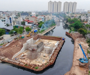 Dáng hình đập dâng đầu tiên trên sông Tô Lịch sau hai tháng thi công