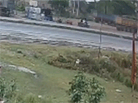 'Phép màu' trên cao tốc, 4 hành khách thoát chết thần kỳ khi xế hộp lộn nhiều vòng sau tai nạn
