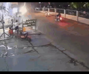 Tài xế loạng choạng bước ra sau cú tông kinh hoàng, 4 người nhập viện có cả trẻ em