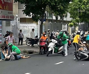 TP HCM: Ôtô tông loạt xe máy, hiện trường ngổn ngang