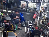 Ô tô 'xé nát' cửa hàng vì tài xế ngủ gật, ông chủ may mắn thoát nạn từ đống đổ nát