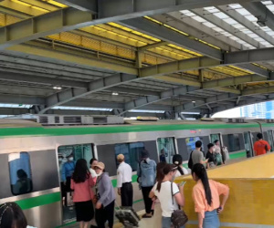 Metro Cát Linh - Hà Đông lại 'đứng hình' đúng giờ cao điểm, hành khách hoang mang