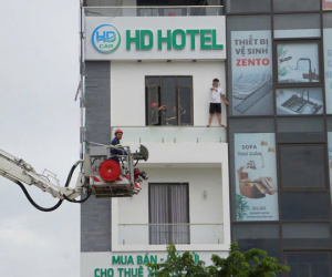 2 giờ nghẹt thở cứu thanh niên vắt vẻo ngoài lan can tầng 4, sơ sẩy là mất mạng