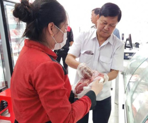 Vụ Công ty C.P. Việt Nam bị tố bán heo bệnh: Cửa hàng hoạt động khi giấy chứng nhận VSATTP hết hạn