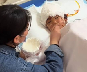 Cậu bé 7 tuổi bị 3 con chó cắn: Viền tai bị đứt hoàn toàn, đứt cơ nách và đứt rời bắp chân trái