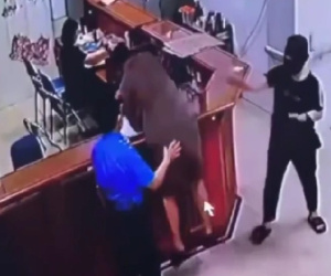 Nữ nhân viên y tế bị người đàn ông chồm qua bàn hành hung