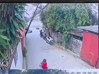 Người đàn ông chạy 'hớt hải' đuổi theo cậu bé đang ngồi xe đồ chơi lao ra đường
