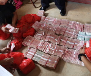 Bí mật động trời sau cánh cửa nhà cấp 4: Hàng chục tỷ đồng tiền mặt chôn khắp vườn, 6kg vàng giấu trong chuồng gà