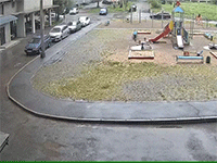 Gió mạnh khiến các mảnh vỡ của tòa nhà đổ sập xuống bãi đỗ xe