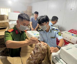 'Đột kích' kho hàng đông lạnh của Công ty Thịnh Phát Food