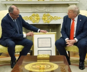 Thủ tướng Đức tặng Tổng thống Mỹ Trump bản sao giấy khai sinh của ông nội