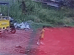 Ô tô lao như tên bắn đâm xuyên tường, suýt tông trúng bé gái 8 tuổi