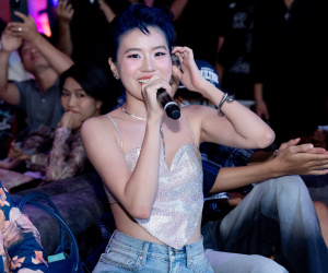 Pháo mặc bốc lửa đến mừng rapper Ricky Star
